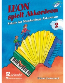 Leon spielt Akkordeon 2